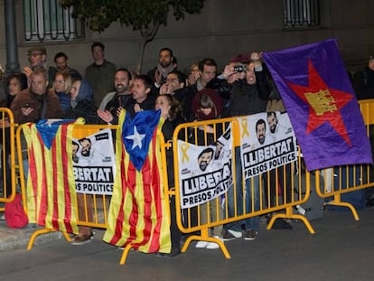 Simpatizantes independentistas esperan frente al Tribunal Supremo, en noviembre de 2017.