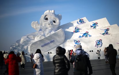 La escultura de Binbin, la mascota de los IX Juegos Asiáticos de Invierno 2025 —que se celebrarán en la misma Harbin del 7 al 14 de febrero—. En la imagen, un grupo de turistas contempla la estructura el 5 de enero de 2025.
