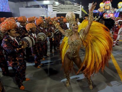Integrantes de la escuela de samba Gaviões da Fiel durante el desfile del carnaval en Sao Paulo (Brasil).