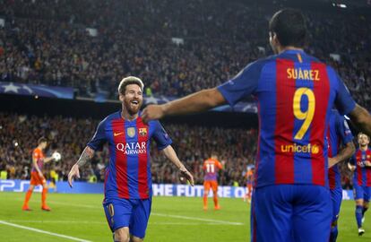 Lionel Messi celebra el seu tercer gol amb el seu company Luis Suárez.