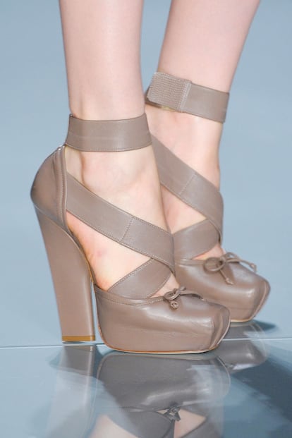 Sofisticación a los pies de Dior con estas bailarinas de cinta y velcro.