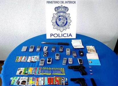 Pistolas detonadoras, tarjetas de móvil, teléfonos, dinero y otros efectos intervenidos a los cuatro detenidos.