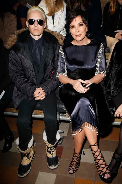 Jared Leto (y su recién estrenado corte de pelo) junto a Kris Kenner posando en la primera fila de Lanvin.