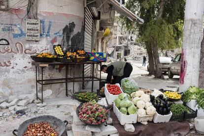 Ahogado por los costes de cultivo, manufacturaci&oacute;n, transporte y alquileres de comercios, el agricultor Anuar omite pagar a intermediarios y vende directamente sus productos en las calles de Alepo