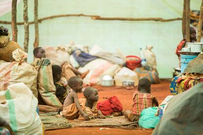 Niños viviendo en las saturadas estancias del campamento de Nyarugusu.