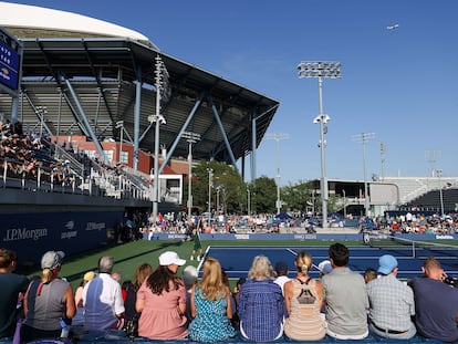 Aficionados presencian un partido en la primera jornada del US Open, con la Pista Arthur Ashe al fondo.