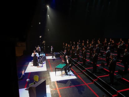 Vista del escenario del Teatro Real durante la representación de 'La traviata', estrenada el 1 de julio de 2020 tras el cierre por la covid 19.