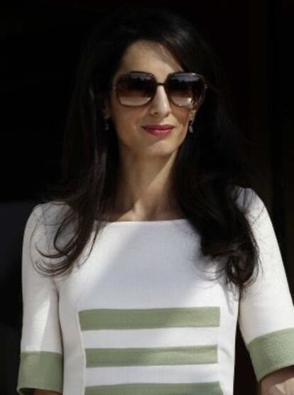 Amal Clooney, a su salida del hotel esta mañana camino de reunirse con el ministro de Cultura griego.