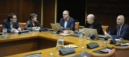 Miembros de la ponencia de paz del Parlamento vasco en la reunión mantenida esta mañana.