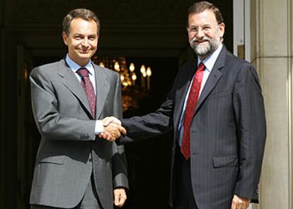 José Luis Rodríguez Zapatero recibe a Mariano Rajoy en La Moncloa el pasado 6 de septiembre.