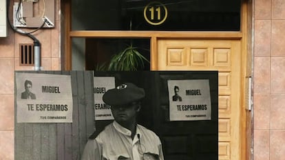 Calle Iparraguirre 11 actualmente y hace 20 años (Foto en blanco y negro: L. A. García).