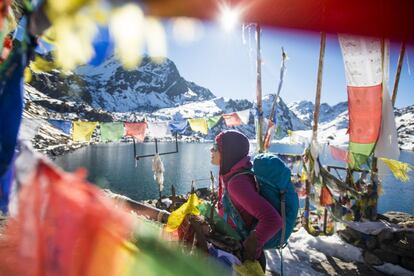 El reino del Himalaya lo necesita: tras los terremotos de 2015, Nepal quedó muy tocado, pero no se perdió todo. Aunque algunos de los templos más importantes se destruyeron, otros quedaron intactos. Y hubo muchas partes del país que no se vieron afectadas en absoluto, como algunas de las más visitadas por los senderistas. Nepal necesita ingresos para reconstruirse y los viajeros pueden ayudar en estos momentos a que el país se recupere y dejar dinero en los negocios locales. Situado entre los imponentes gigantes del Himalaya y las junglas de las llanuras indias, el país es uno de los más interesantes del planeta, con sus cumbres nevadas, sus yaks y sus monasterios. Desde que abrió sus fronteras en 1950 se ha convertido en el destino más irresistible para los excursionistas y senderistas (en la imagen, en Gosainkund, en la región de Langtang). Es el momento de que lleguen de nuevo.