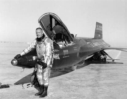 Armstrong posa frente a un avión X-15 en el Centro de Investigación Dryden, en una imagen sin datar.