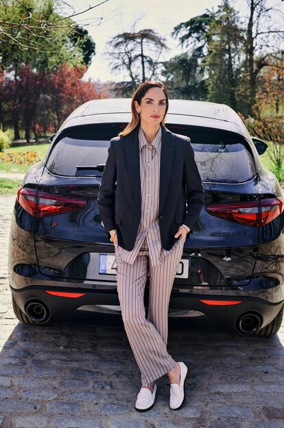 Eugenia Silva posa junto a un Alfa Romeo Stelvio, marca de la que es embajadora.