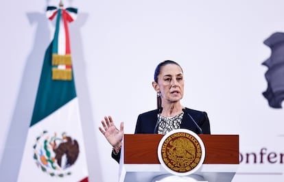 Claudia Sheinbaum habla en su conferencia matutina en Palacio Nacional, en Ciudad de México.