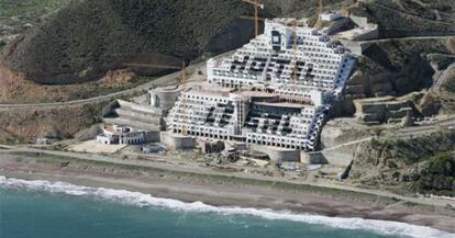 Vista aérea del hotel Algarrobico con las pintadas ecologistas contra la construcción modificadas posteriormente.