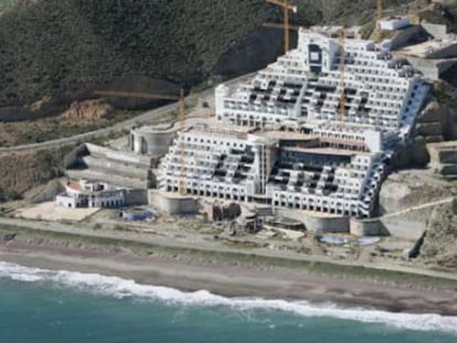 Vista aérea del hotel Algarrobico con las pintadas ecologistas contra la construcción modificadas posteriormente.