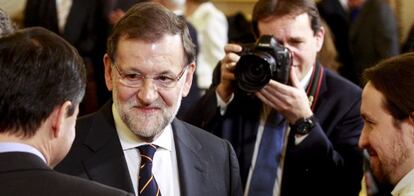 El presidente del Gobierno y candidato a la reelecci&oacute;n, Mariano Rajoy, conversa con los l&iacute;deres y candidatos de Podemos, Pablo Iglesias, y UPyD, Andr&eacute;s Herzog, a su llegada a la recepci&oacute;n celebrada en el Congreso de los Diputados con motivo del XXXVII aniversario de la Constituci&oacute;n.