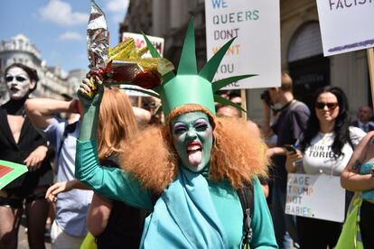 Un manifestante vestido de la estatua de la libertad asiste al Drag Protest Parade LGBTQi contra Trump, el 13 de julio de 2018 en Londres, (Reino Unido).