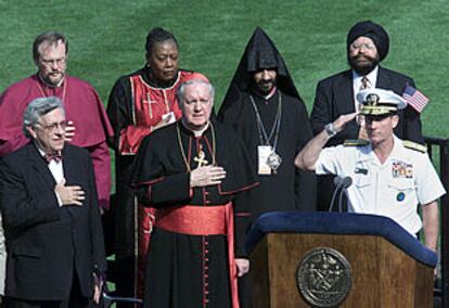 El almirante Robert Natter, al término de su intervención en el Yankee Stadium, rodeados de representantes de distintas religiones.