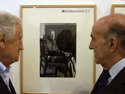 El editor Francisco Pérez González (a la izquierda) mira una foto suya realizada hace años en el palacio de la Magdalena, acompañado por el historiador Antonio Lago.