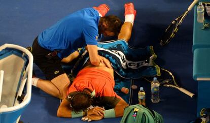 Rafael Nadal, tratado durante la final del Abierto de Australia. 