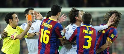 Ramos propina un manotazo a Puyol mientras Iturralde intenta hacerse hueco en la tangana para mostrar  la tarjeta roja al madridista por una entrada a Messi.