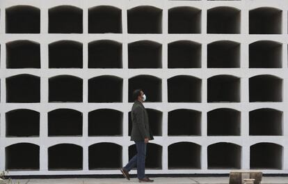 Un hombre camina junto a unos nichos recién construidos en el cementerio de El Ángel, en Lima, el 24 de agosto de 2020. El repentino aumento de los entierros dejó sin espacio disponible a este camposanto, uno de los más grandes y antiguos de la capital de Perú. El aumento de la frecuencia de los sepelios ha aumentado debido a la nueva pandemia de coronavirus.