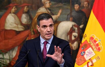 El presidente del Gobierno, Pedro Sánchez, en un momento de la declaración institucional que ha ofrecido junto a la primera ministra de Italia, Giorgia Meloni, este miércoles en el Palacio Chigi, en Roma.