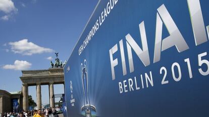 Transeuntes en la Puerta de Brandeburgo en Berl&iacute;n.