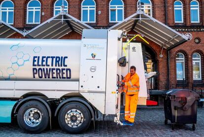 El primer camión de basura eléctrico del fabricante sueco Volvo. EFE/Srdjan Suki