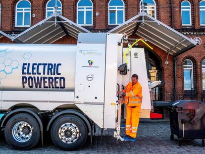 El primer camión de basura eléctrico del fabricante sueco Volvo. EFE/Srdjan Suki