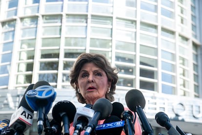 A advogada Gloria Allred, que defendeu algumas das vítimas de Kelly, fala à imprensa depois da divulgação da sentença contra o cantor na última segunda-feira, em Nova York. 