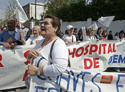 Vecinos de Morón, durante la manifestación de ayer en Sevilla.