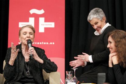 De izquierda a derecha, María Dolores Pradera, Amaya Uranga y Ana Belén, ayer en el Instituto Cervantes.