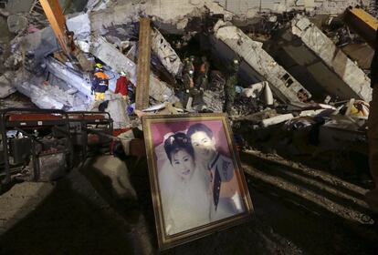 Fotografía de boda de una pajera recuperada de los escombros del edificio derrumbado en Tainan (Taiwán), el 8 de febrero.