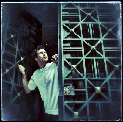 El actor Jorge Suquet en el portal de su casa familiar.