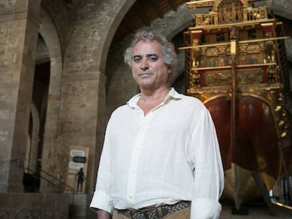 Ildefonso Falcones a la nau central de les Drassanes davant d'una reproducció de la Galera Reial.