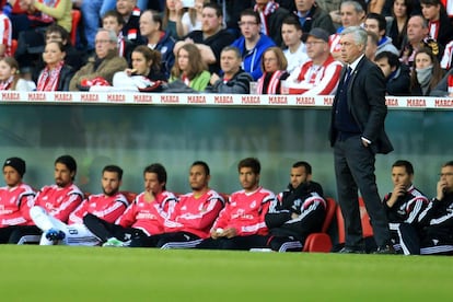 El entrenador del Real Madrid, Carlo Ancelotti, sigue desde el banquillo el partido ante el Athletic de Bilbao en San Mam&eacute;s.