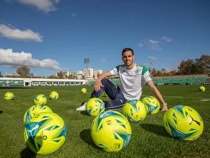 Juanmi posa este jueves en la ciudad deportiva verdiblanca Luis del Sol.