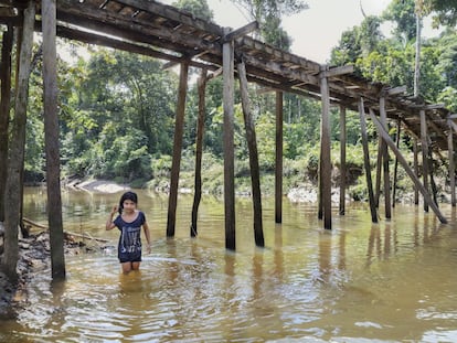 Aryana Adali se banha no rio Tacana, um dos milhares da bacia amazônica, na terra indígena Tikuna-Huitoto, em Leticia (Colômbia).