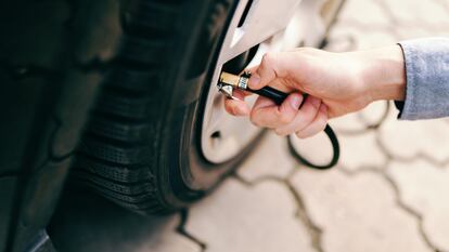 Con este compresor portátil se pueden inflar los neumáticos del coche en cualquier lugar. GETTY IMAGES.