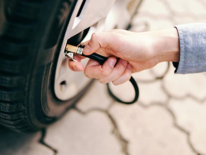 Con este compresor portátil se pueden inflar los neumáticos del coche en cualquier lugar. GETTY IMAGES.