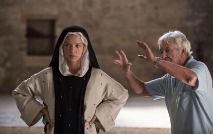 Paul Verhoeven, con Virginie Efira en el rodaje de 'Benedetta'.