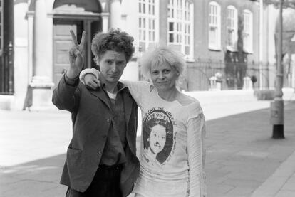 Punk anthem. Sex Pistols manager Malcolm McLaren with fashion designer Vivienne Westwood wearing a T-shirt with Jamie Reid’s God Save the Queen album cover for the Sex Pistols. 
