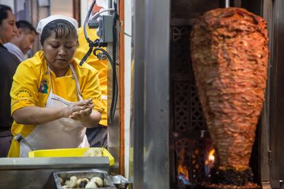 La Central de Abasto es una gran ciudad dentro de una megaciudad. Hay de todo: sucursales bancarias, mensajerías, centros médicos, talleres mecánicos y, cómo no, también cafeterías, fondas, restaurantes y taquerías. Los tacos de la Taquería San Judas Tadeo son para muchos chilangos de los mejores de la capital.