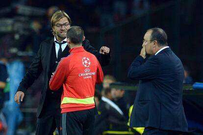 El entrenador del Borussia Dortmund, Jürgen Klopp, protesta al cuarto árbitro.