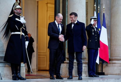 El presidente francés, Emmanuel Macron, saluda al canciller alemán, Olaf Scholz, a la llegada de este a la conferencia de apoyo a Ucrania, este lunes en el Elíseo, en París.
