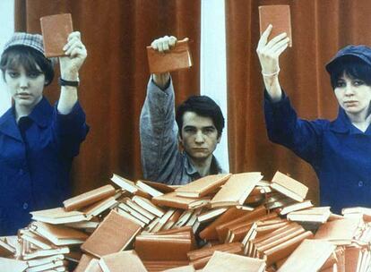 Anne Wiazemsky, Jean-Pierre Laud y Juliet Berto, en una imagen de <i>La chinoise</i> (1967), de Jean-Luc Godard.