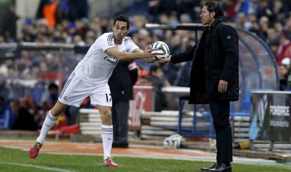 Simeone le da un balón a Arbeloa.